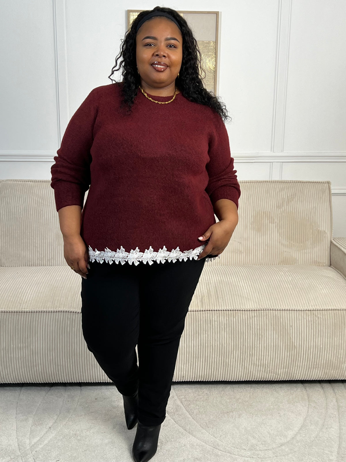 Notre pull Nalior en bordeaux allie élégance et confort. Col rond, manches longues et broderies délicates sur le bas et le dos asymétrique créent une silhouette moderne et flatteuse. Une pièce incontournable pour les femmes en quête de style raffiné.