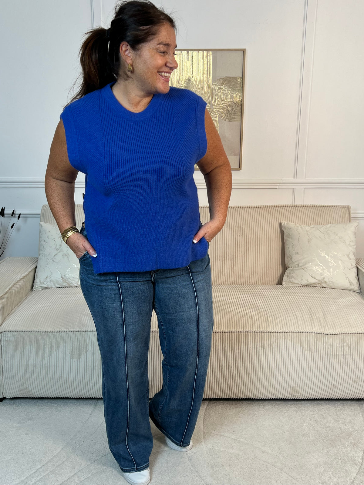 Ophelia, le pull sans manches bleu roi pour femme grande taille qui transforme votre garde-robe. Son col rond épuré et ses boutons marrons latéraux lui confèrent une touche de caractère. Versatile et incontournable, portez-le seul pour un look minimaliste ou superposez-le sur une chemise ou un top pour créer des combinaisons sans fin.