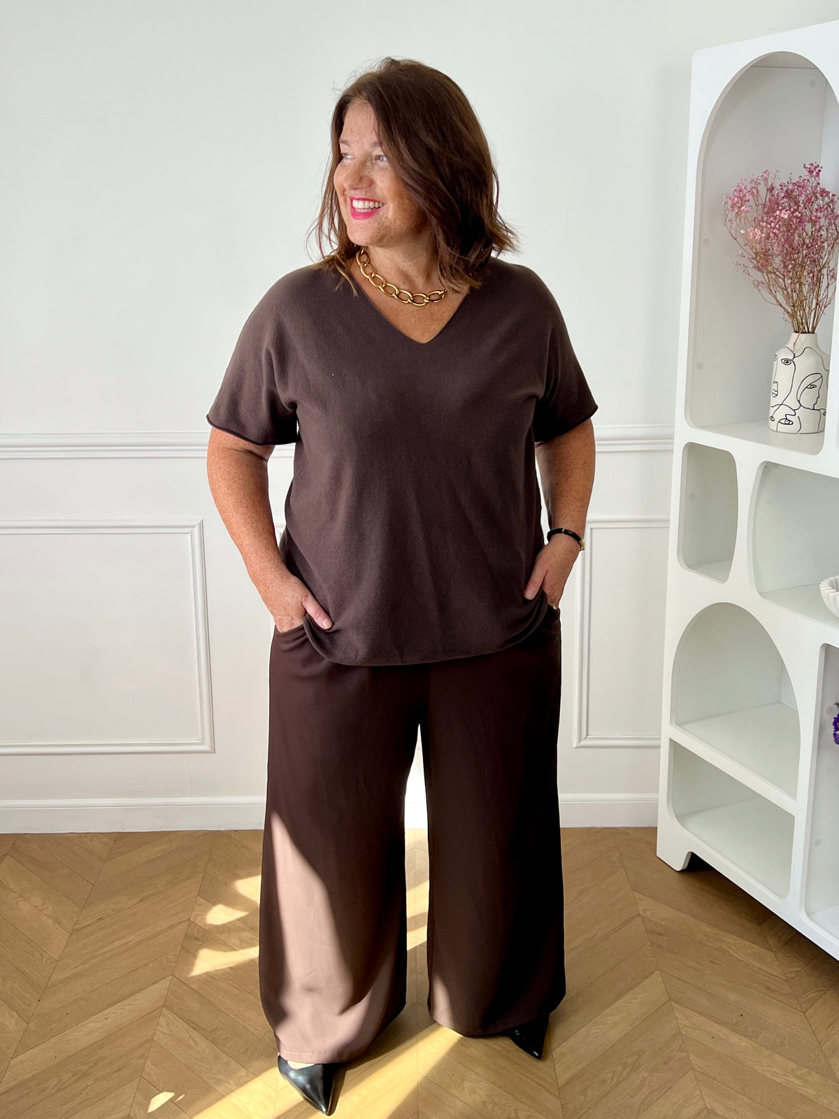 Dos du pull marron grande taille Bonnie – Col V et manches courtes, Made in Italy | Loïcia