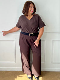 Femme grande taille portant le pull fin marron Bonnie – Taille unique 44/50, longueur env. 66 cm | Loïcia