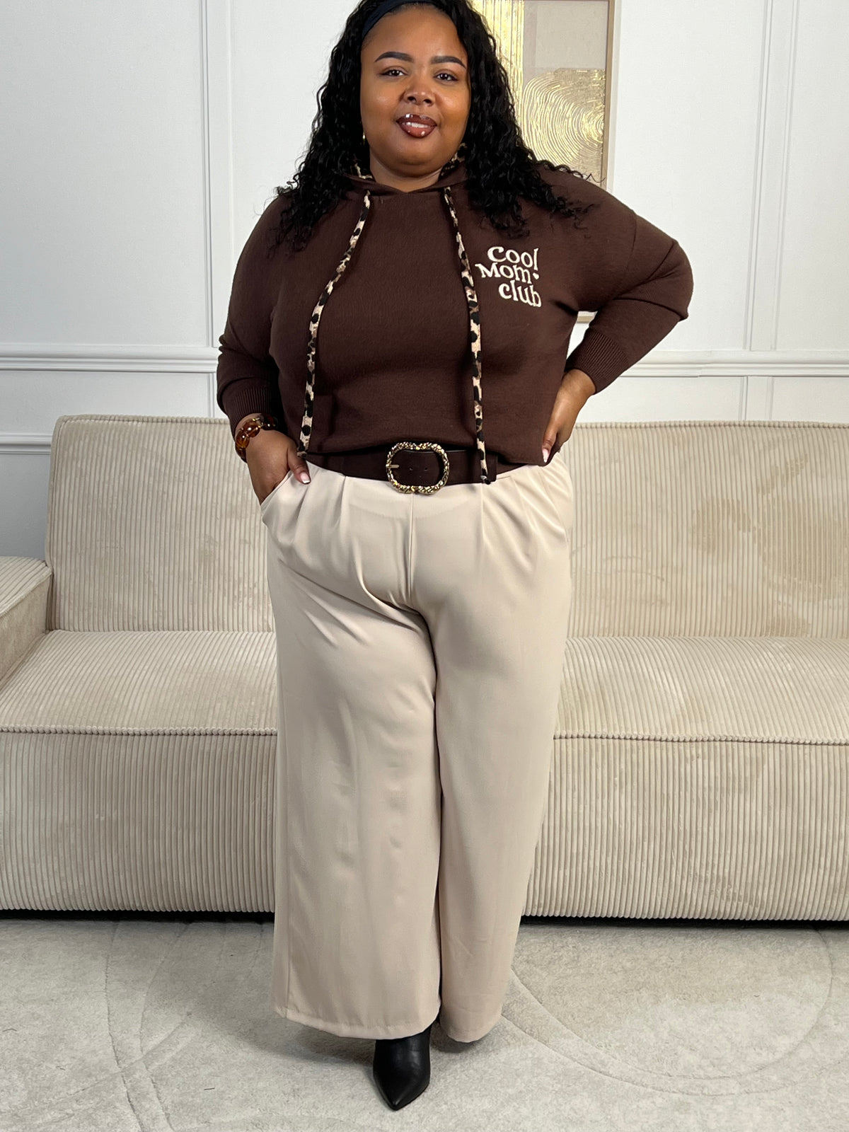 Rejoignez le "Cool mom club" avec notre pull marron à capuche Naelya. Les cordons léopards apportent une touche de style, tandis que l'intérieur léopard de la capuche vous garde au chaud. Les manches longues vous offrent confort et praticité.