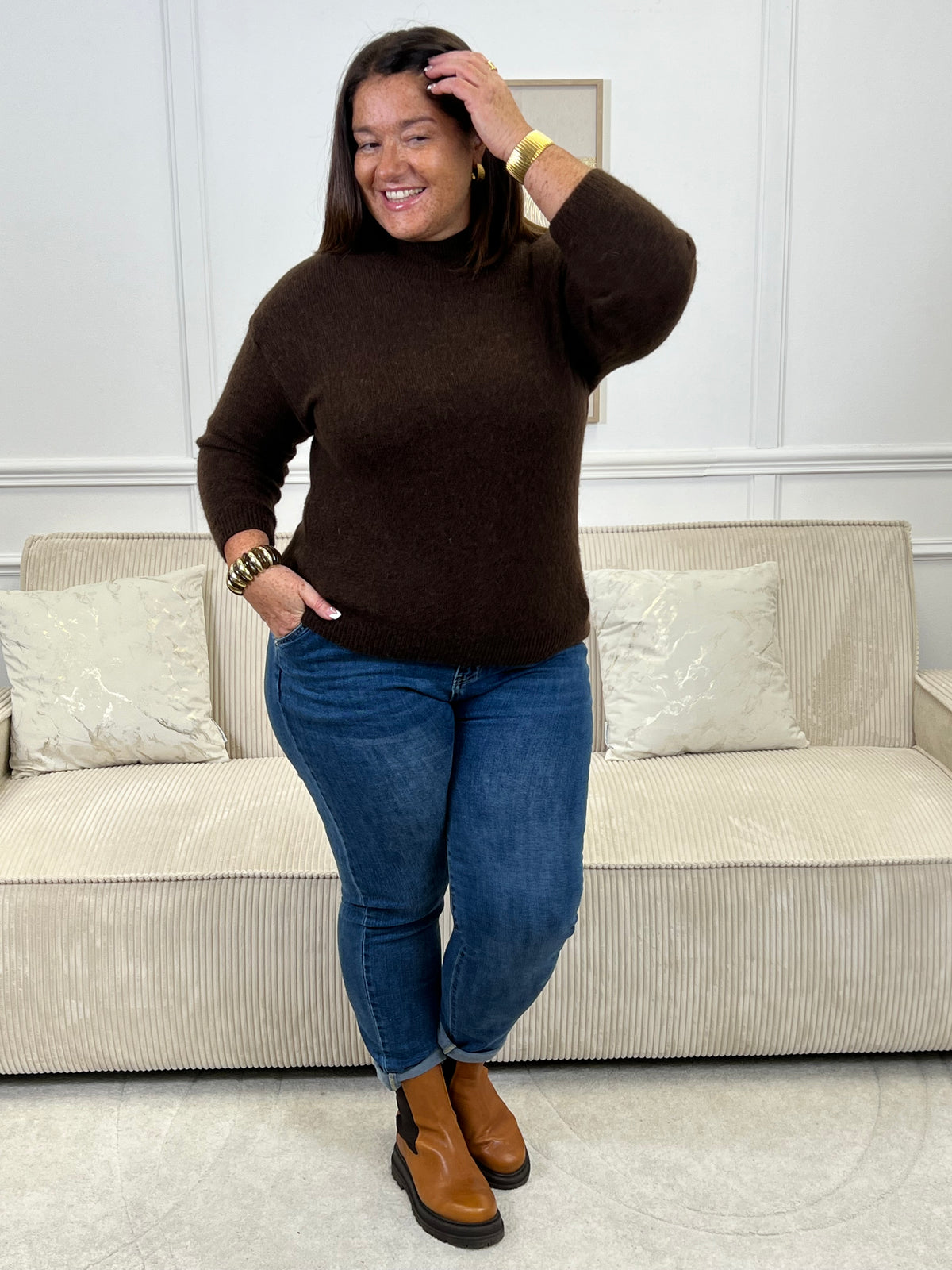 Chaleureux et confortable, ce pull séduit par sa coupe ample et son toucher d’une douceur irrésistible. Facile à porter, il allie style décontracté et cocooning, idéal pour traverser la saison avec élégance et confort.