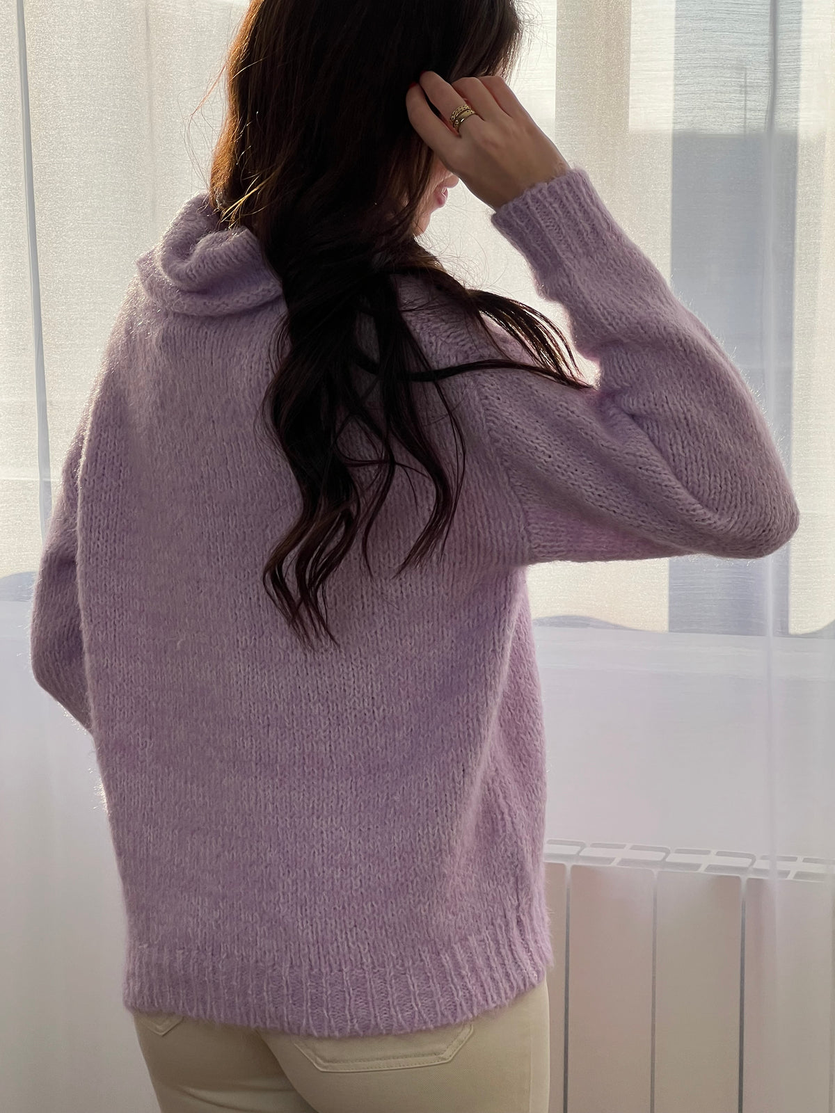 Découvrez notre pull col roulé Yse, un incontournable de votre garde-robe hivernale. Confectionné en maille douce et confortable, ce pull femme arbore un élégant col roulé qui épouse délicatement votre silhouette. Ses manches longues vous offrent une chaleur optimale pendant les mois froids.&nbsp;