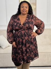 Découvrez la robe courte Blandine, une pièce élégante qui allie style et confort. Confectionnée en marron et noir avec un délicat motif floral, elle séduira les femmes en quête de sophistication. Ses manches longues ornées de volants ajoutent une touche romantique, tandis que le col V affine la silhouette.&nbsp;