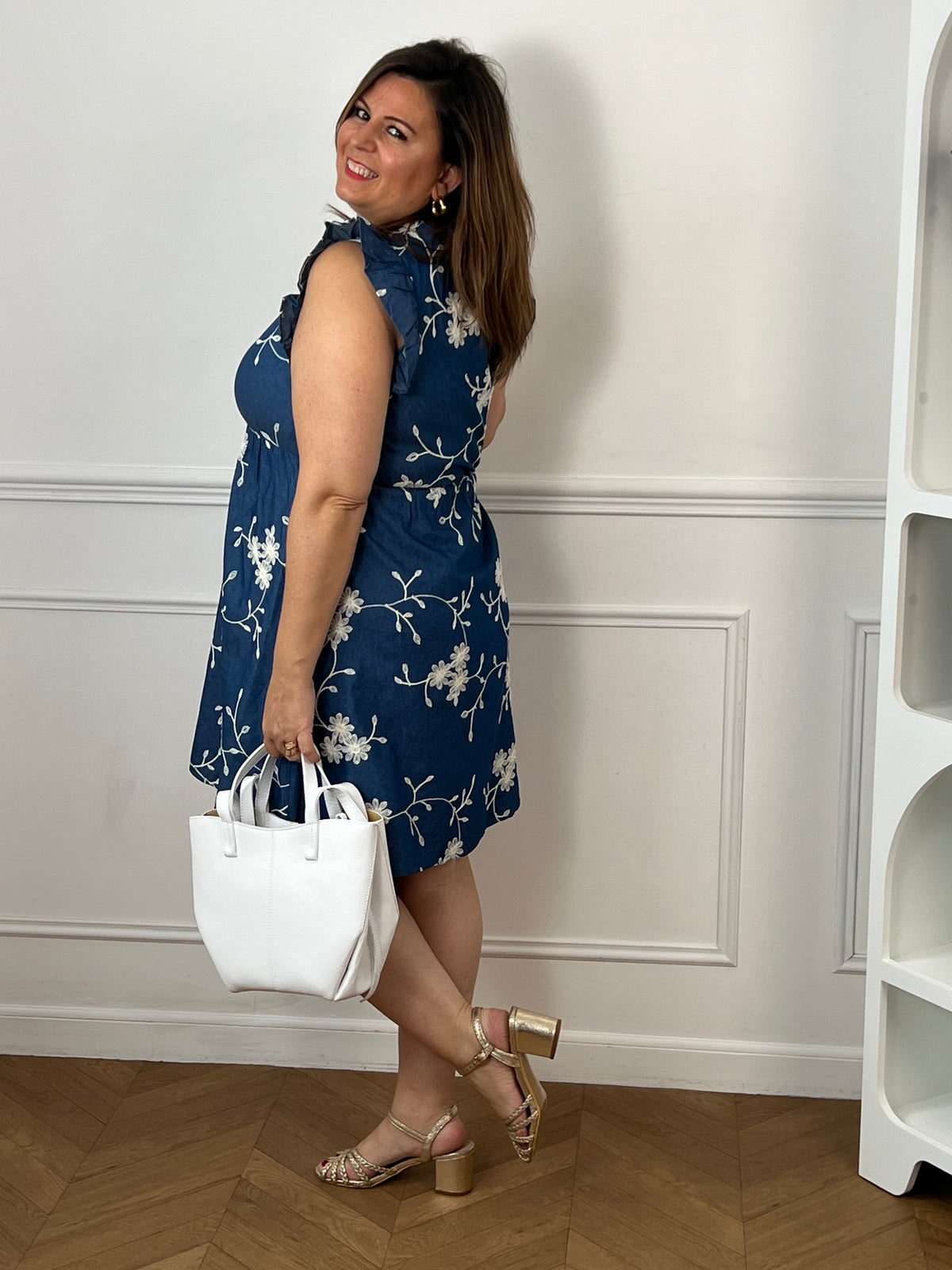 Craquez pour cette robe en coton grande taille, ornée de délicates fleurs brodées bleu marine et écru. Son col cache-cœur devant et dos, ses volants aux épaules, sa taille élastiquée et son lien à nouer dans le dos offrent une coupe féminine et confortable. Doublée, elle est parfaite pour la belle saison.