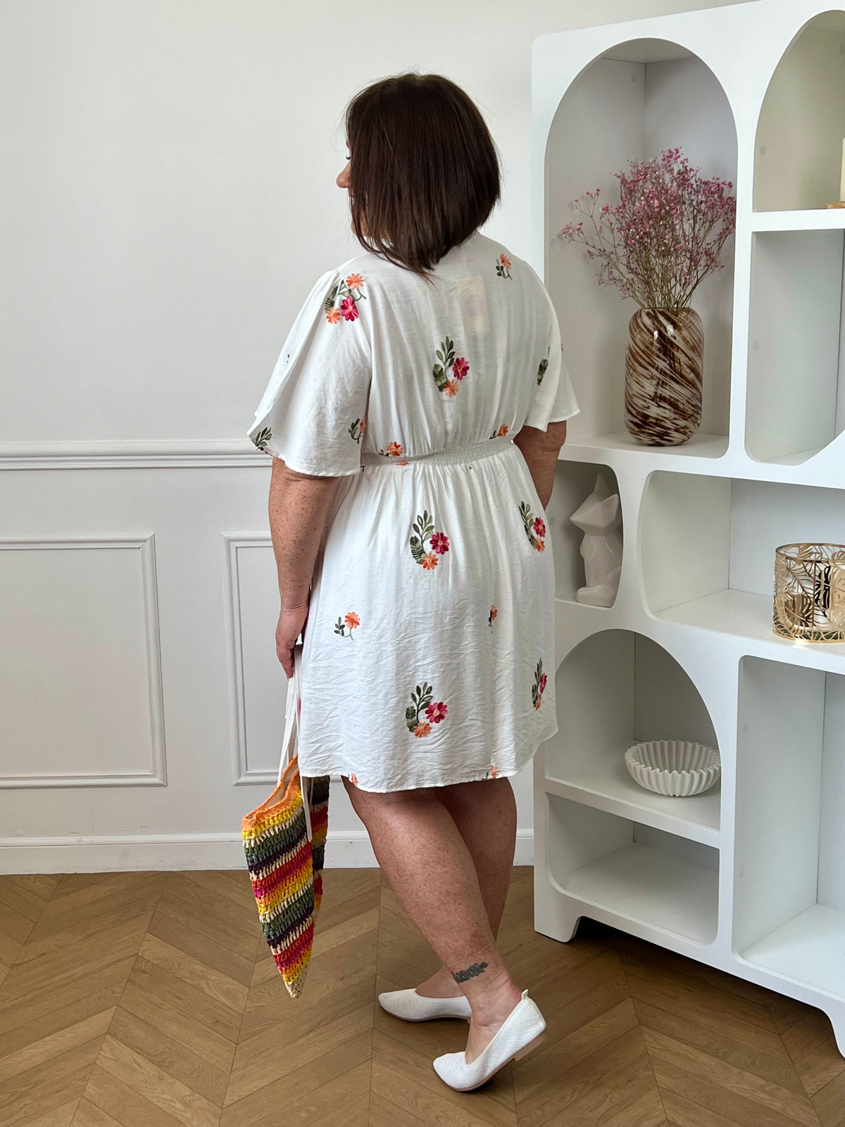 Cette robe courte à motifs séduit et son joli col V qui met subtilement en valeur le décolleté. À la fois fraîche et féminine, elle est idéale pour un look léger et plein de charme. Elle est idéale pour un look féminin avec ses motifs floraux.