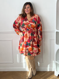 Robe Neria grande taille portée de face, montrant les manches longues, la taille marquée et la jupe évasée à volant.