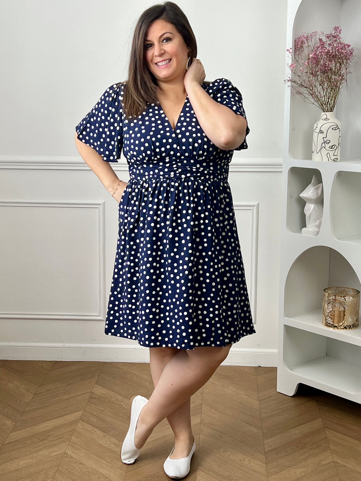 Cette robe courte à pois séduit et son joli col V qui met subtilement en valeur le décolleté. À la fois fraîche et féminine, elle est idéale pour un look léger et plein de charme. Elle est idéale pour un look féminin avec ses motifs floraux.