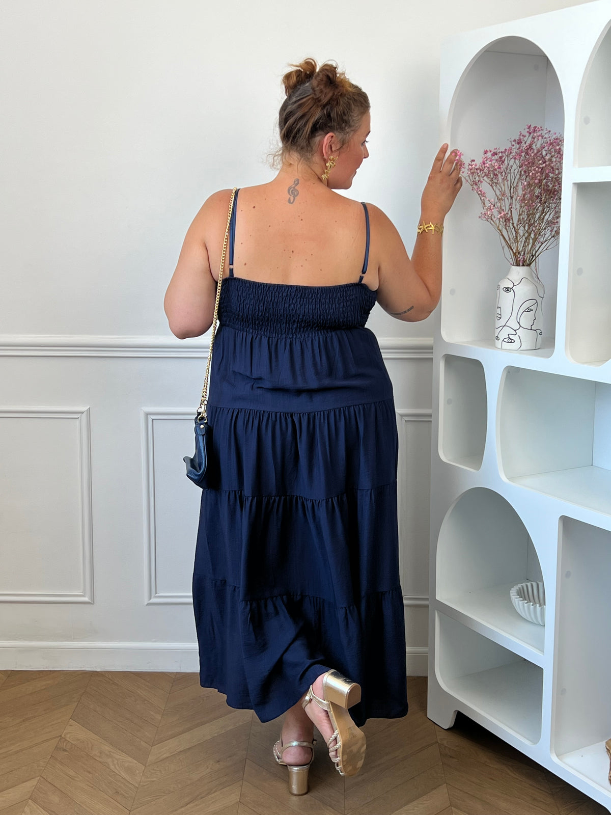 Robe bleu marine grande taille bretelles réglables vue de dos – Loïcia