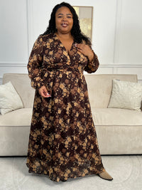 Découvrez la robe longue Eïra, une pièce élégante qui allie style et confort. Confectionnée en marron et noir avec un délicat motif floral, elle séduira les femmes en quête de sophistication. Ses manches longues ornées de volants ajoutent une touche romantique, tandis que le col V affine la silhouette.&nbsp;