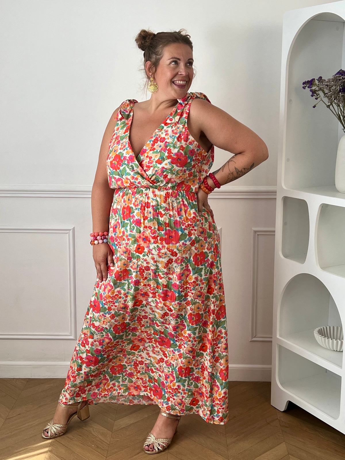 Laissez-vous séduire par cette robe longue à motif floral, idéale pour un look féminin et élégant. Son col cache-cœur à l'avant comme à l'arrière sublime la silhouette, tandis que le lien à nouer à la nuque apporte une touche raffinée. Sans manches et dotée d'une taille élastiquée, elle offre un confort optimal tout au long de la journée.