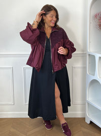 Robe longue noire grande taille Cassiope portée avec une veste bordeaux – Look habillé femme ronde | Loïcia