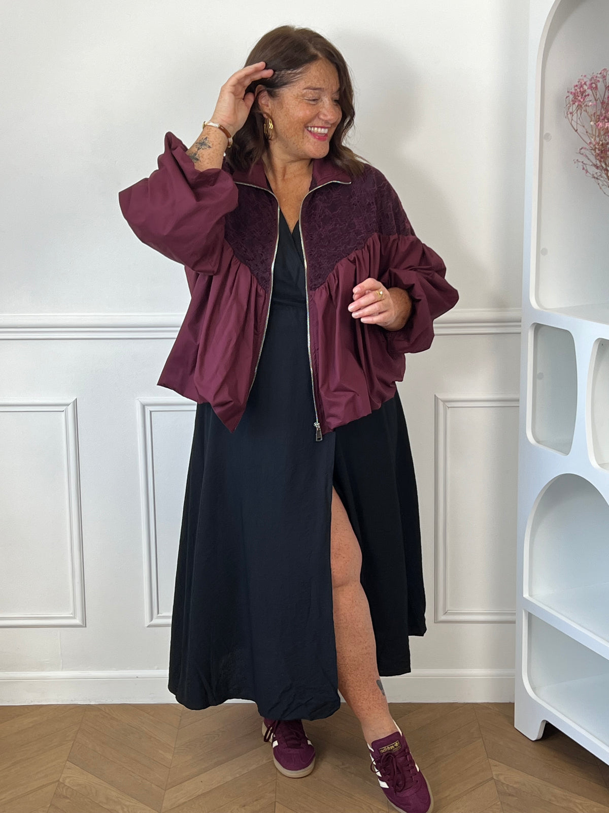 Robe longue noire grande taille Cassiope portée avec une veste bordeaux – Look habillé femme ronde | Loïcia