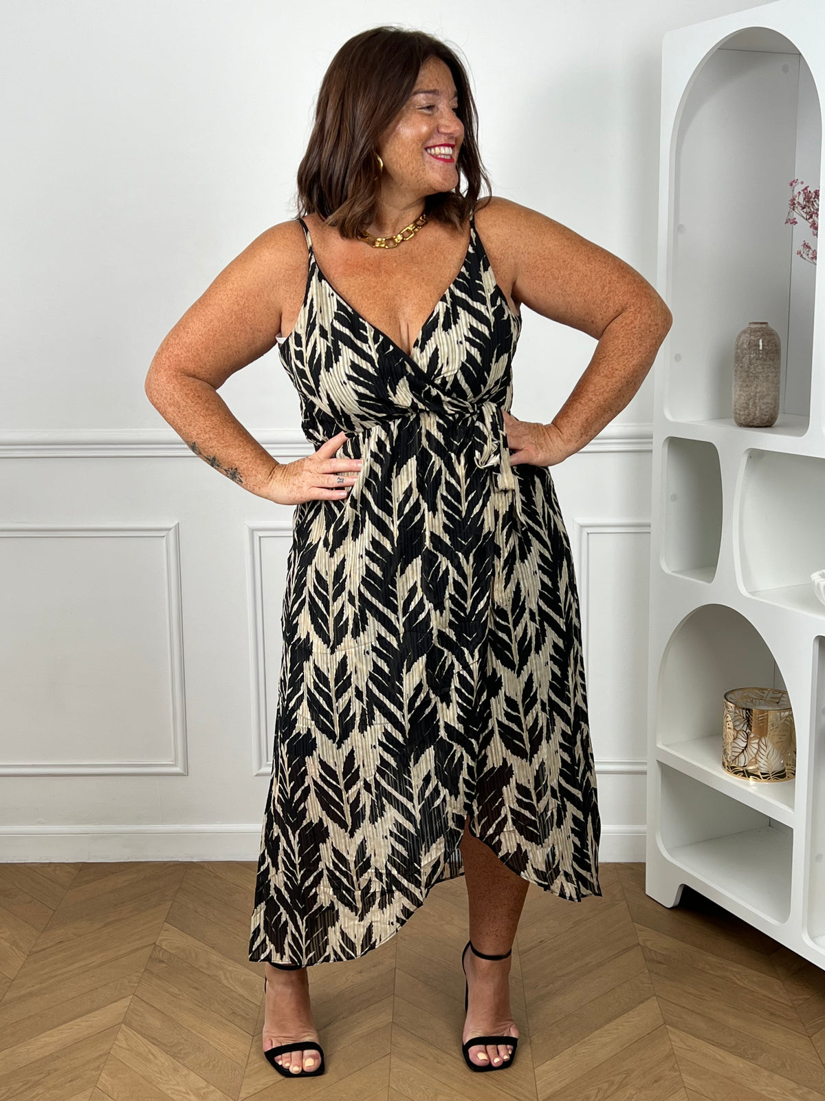 Robe mi-longue grande taille imprimé feuilles noir et beige col V cache-cœur bretelles fines – look curve chic été soirée – Loïcia