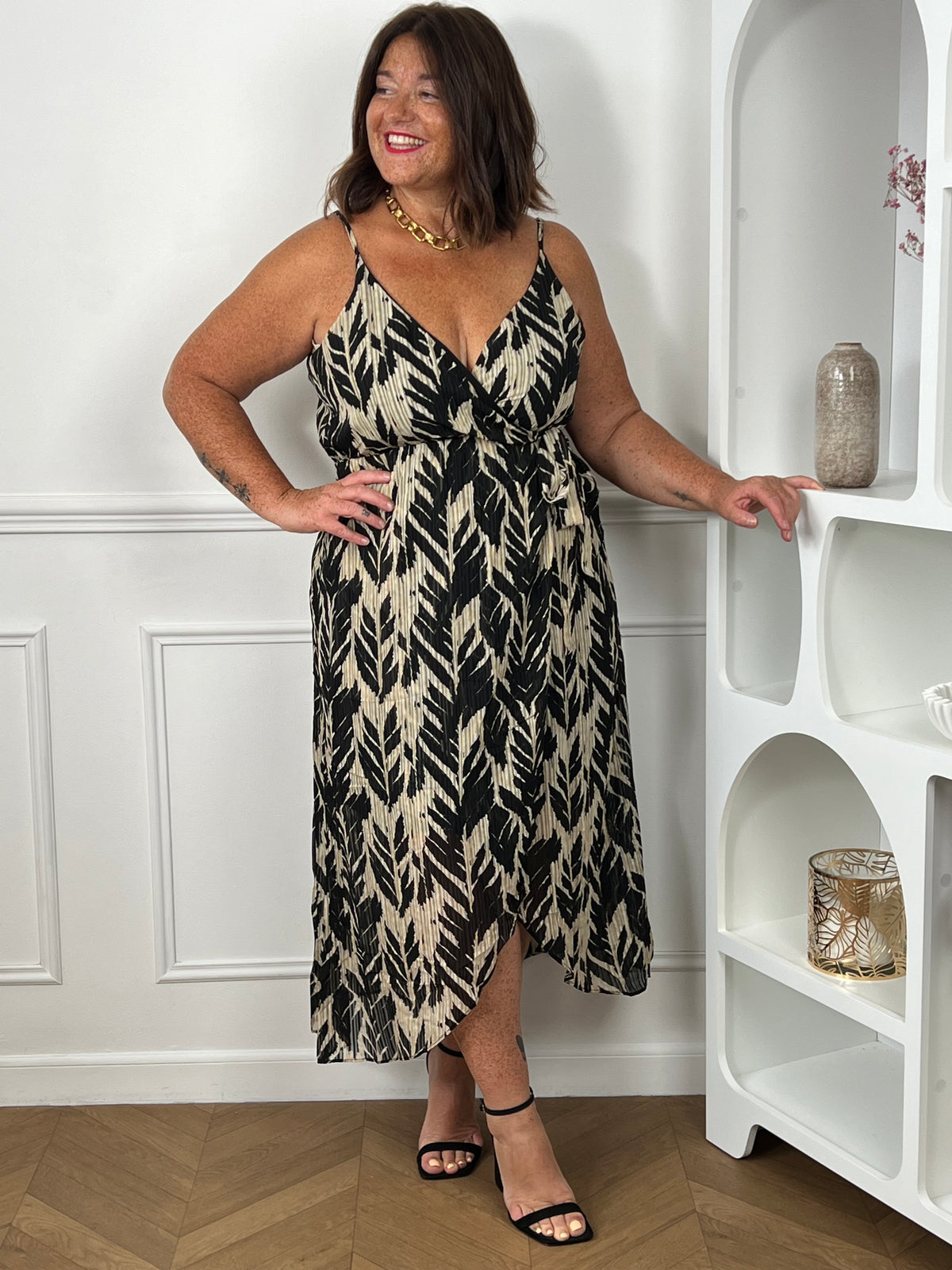 Robe portefeuille grande taille imprimé feuilles noir beige plissée brillante – ourlet asymétrique curve – sandalettes noires à brides – Loïcia