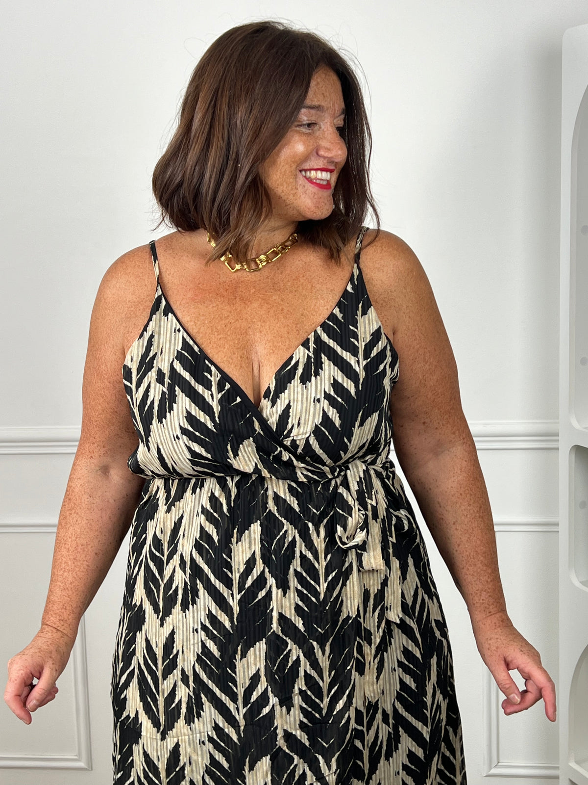 Zoom col V croisé et ceinture nouée robe grande taille imprimé feuilles – matière plissée légèrement brillante curve – Loïcia
