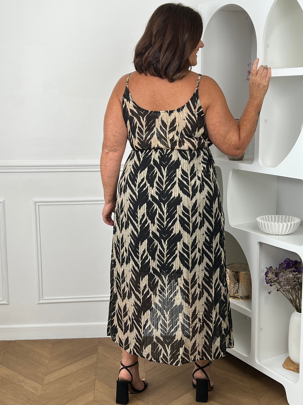 Dos robe mi-longue grande taille imprimé feuilles noir beige plissée – bretelles fines croisées curve – sandalettes noires talons blocs – Loïcia