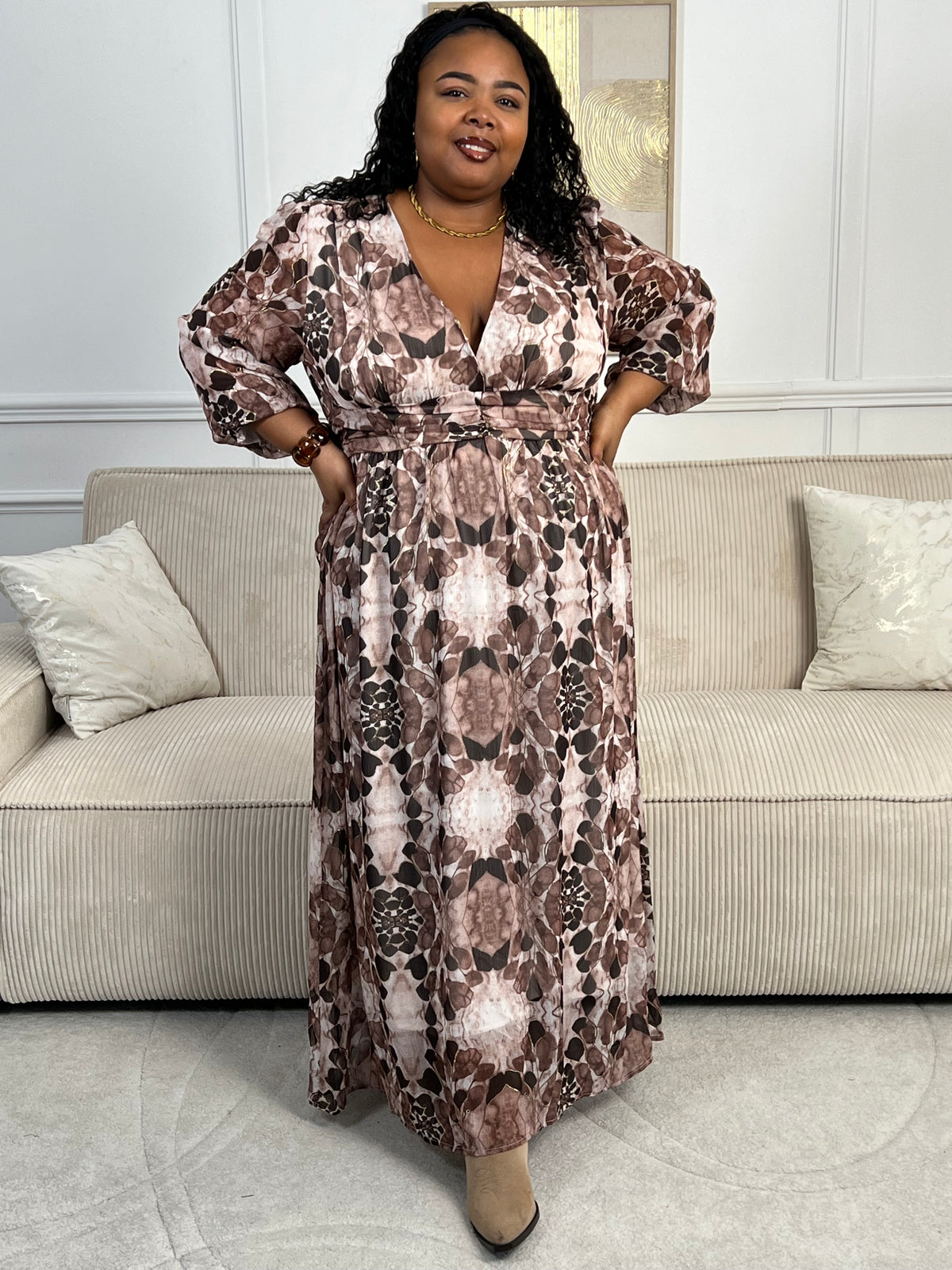 Affichez votre style avec la robe longue Elma. Dotée de manches longues, d'un col en V plongeant et de détails en fil doré, cette robe grande taille offre un confort optimal grâce à sa taille élastique au dos et ses poignets élastiques.