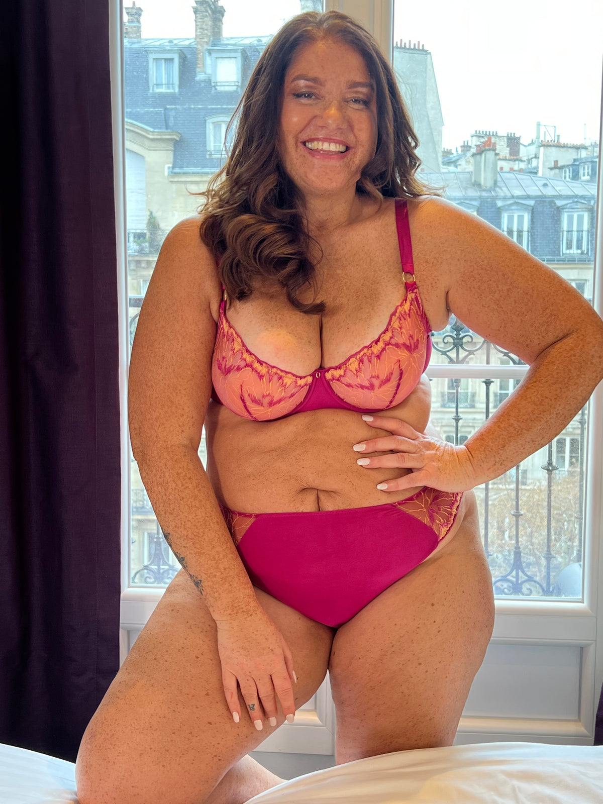 Adéona assure un style élégant et coloré grâce à sa broderie contrastée aux motifs floraux. Cette ligne mixe à la perfection la douceur de la microfibre à l'élégance d'une broderie fine pour une sensation de confort au quotidien.