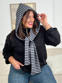 Le sweat Aeron, votre allié confort pour les jours frais. Coupe grande taille pensée pour vous, avec manches longues et col camionneur zippé pour un ajustement parfait. La capuche amovible à rayures ajoute une touche de style versatile – gardez-la pour plus de chaleur ou retirez-la selon votre envie.
