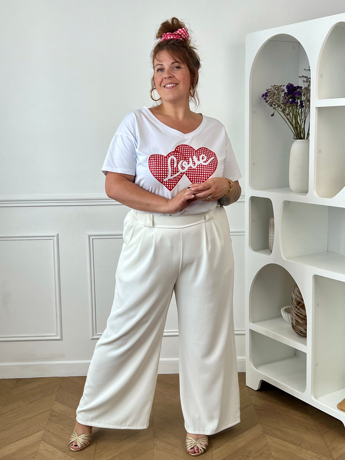 Craquez pour ce top en coton grande taille femme, à la fois confortable et tendance. Doté d'un col V et de manches courtes, il est agrémenté d'un flocage avec des cœurs rouges, un motif quadrillé et l'inscription « Love ». Un indispensable pour apporter une touche de fantaisie à vos tenues.