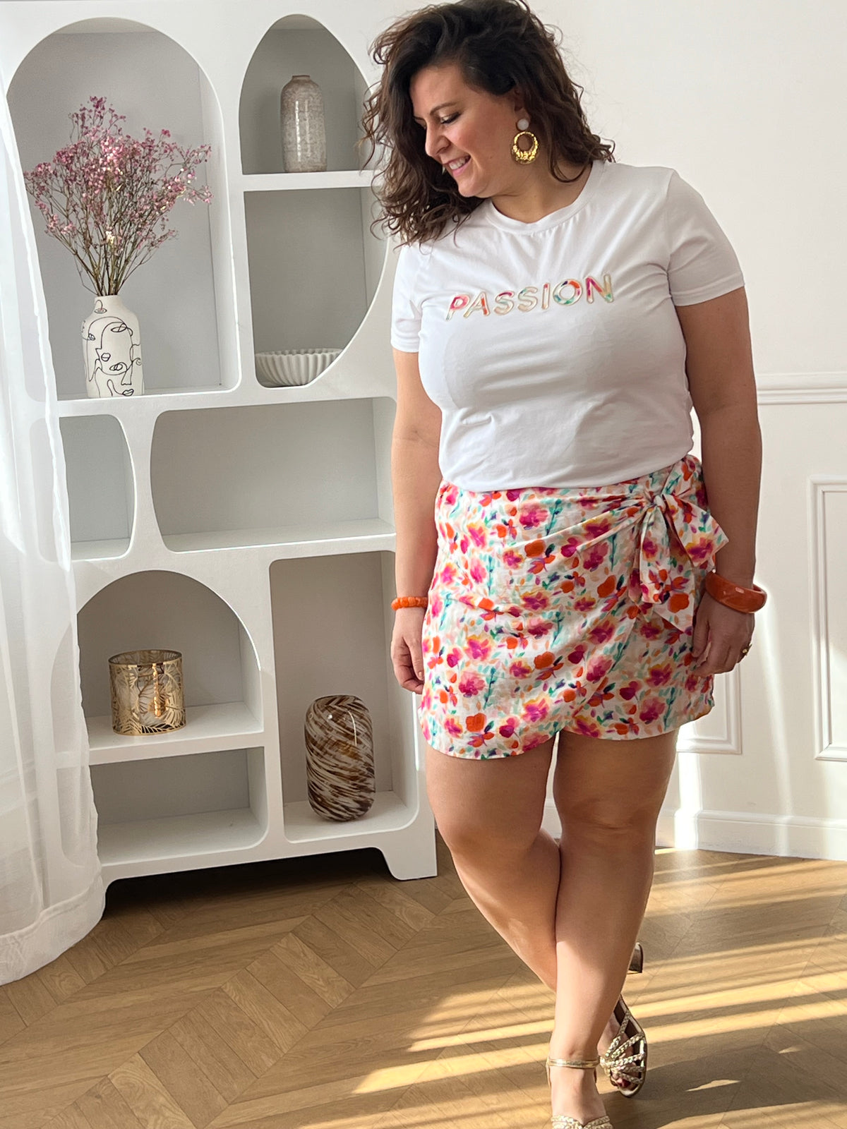 Craquez pour ce top en coton grande taille femme, confortable et facile à porter. Doté de manches courtes et d’un col rond, il se distingue par son inscription “Passion” brodée accompagnée d’un imprimé fleuri et coloré. Ses teintes écru, beige, orange, violet, bleu et vert apportent une touche lumineuse et tendance à votre tenue.