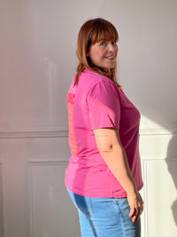 Ajoutez une touche de peps à votre tenue avec ce top rose pour femme, à la fois confortable et tendance. Sa coupe à manches courtes et son col rond en font un indispensable facile à porter au quotidien. On craque pour son inscription rose et orange fluo présente à l’avant et au dos, qui apporte une note dynamique et moderne.