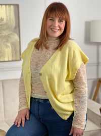Ce top jaune en dentelle élégant offre une allure féminine grâce à son col montant festonné et sa dentelle féminine. Conçu spécialement pour les tailles plus grandes, il est confortable et flatteur.