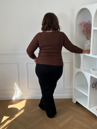 Top marron Alix porté de dos avec un pantalon noir, montrant le dos uni et la coupe près du corps.