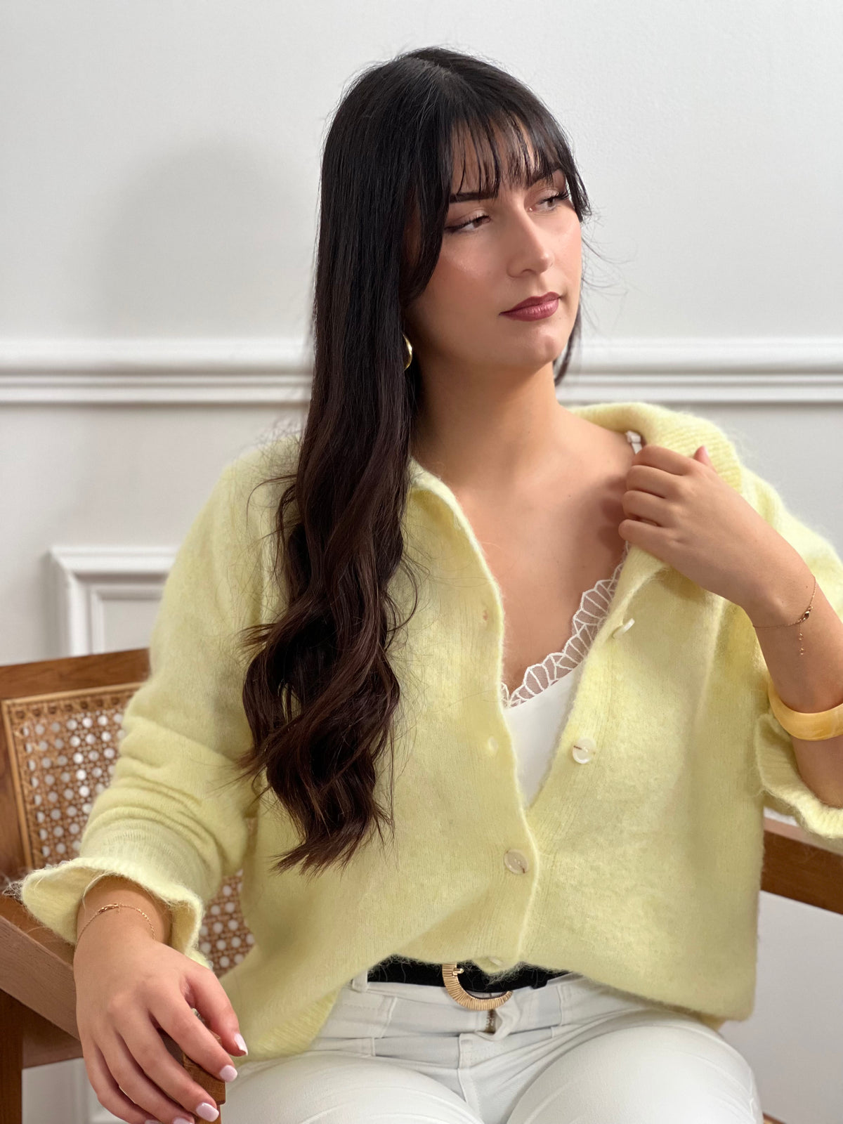Adoptez un look rafraîchissant avec ce haut blanc décontracté de Leonia. Parfait pour les journées ensoleillées, il offre un ajustement confortable et un coupé élégant. Ajoutez ce haut à votre garde-robe pour un style tendance.