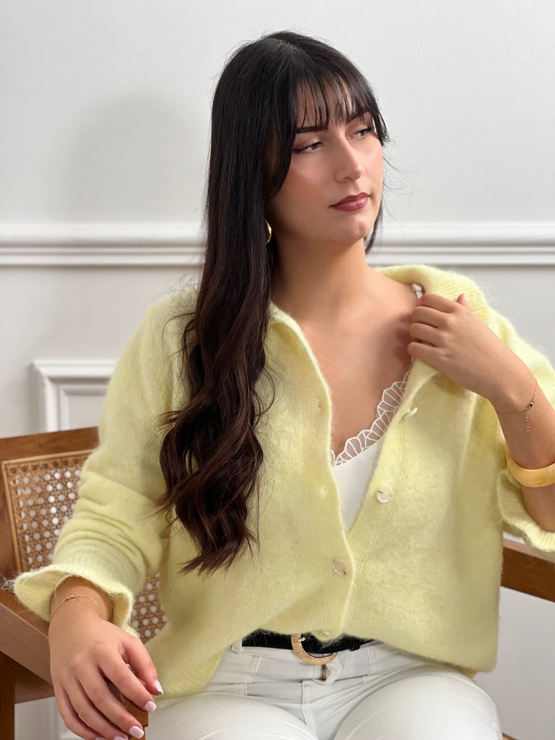 Adoptez un look rafraîchissant avec ce haut blanc décontracté de Leonia. Parfait pour les journées ensoleillées, il offre un ajustement confortable et un coupé élégant. Ajoutez ce haut à votre garde-robe pour un style tendance.