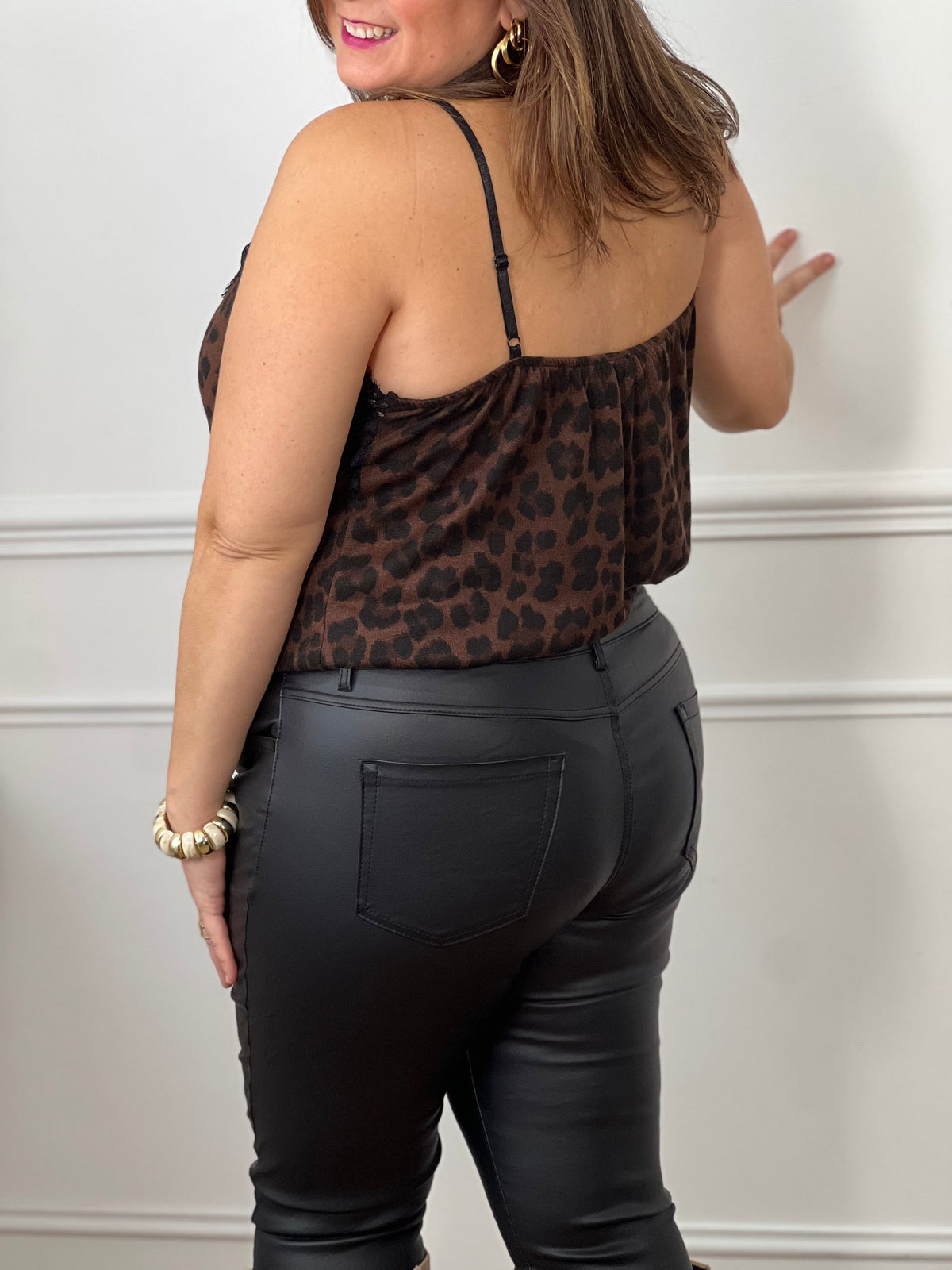 Sublimez votre allure avec ce top marron, orné d'une délicate dentelle sur son col V et doté de bretelles réglables pour un ajustement parfait. Élégance et féminité au rendez-vous.