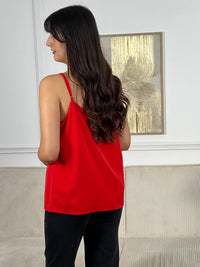 Adoptez un look rafraîchissant avec ce haut rouge décontracté de Leonia. Parfait pour les journées ensoleillées, il offre un ajustement confortable et un coupé élégant. Ajoutez ce haut à votre garde-robe pour un style tendance.