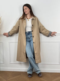 Découvrez notre trench long Eda, la pièce incontournable pour sublimer vos tenues. Confectionné en beige intemporel, ce manteau allie élégance et polyvalence.