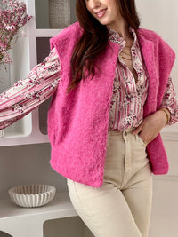 Adoptez cette veste sans manches femme, simple et tendance. Dotée d’un col rond, elle est idéale pour superposer vos tenues avec style. Sa couleur rose apporte une touche douce et féminine à votre look.