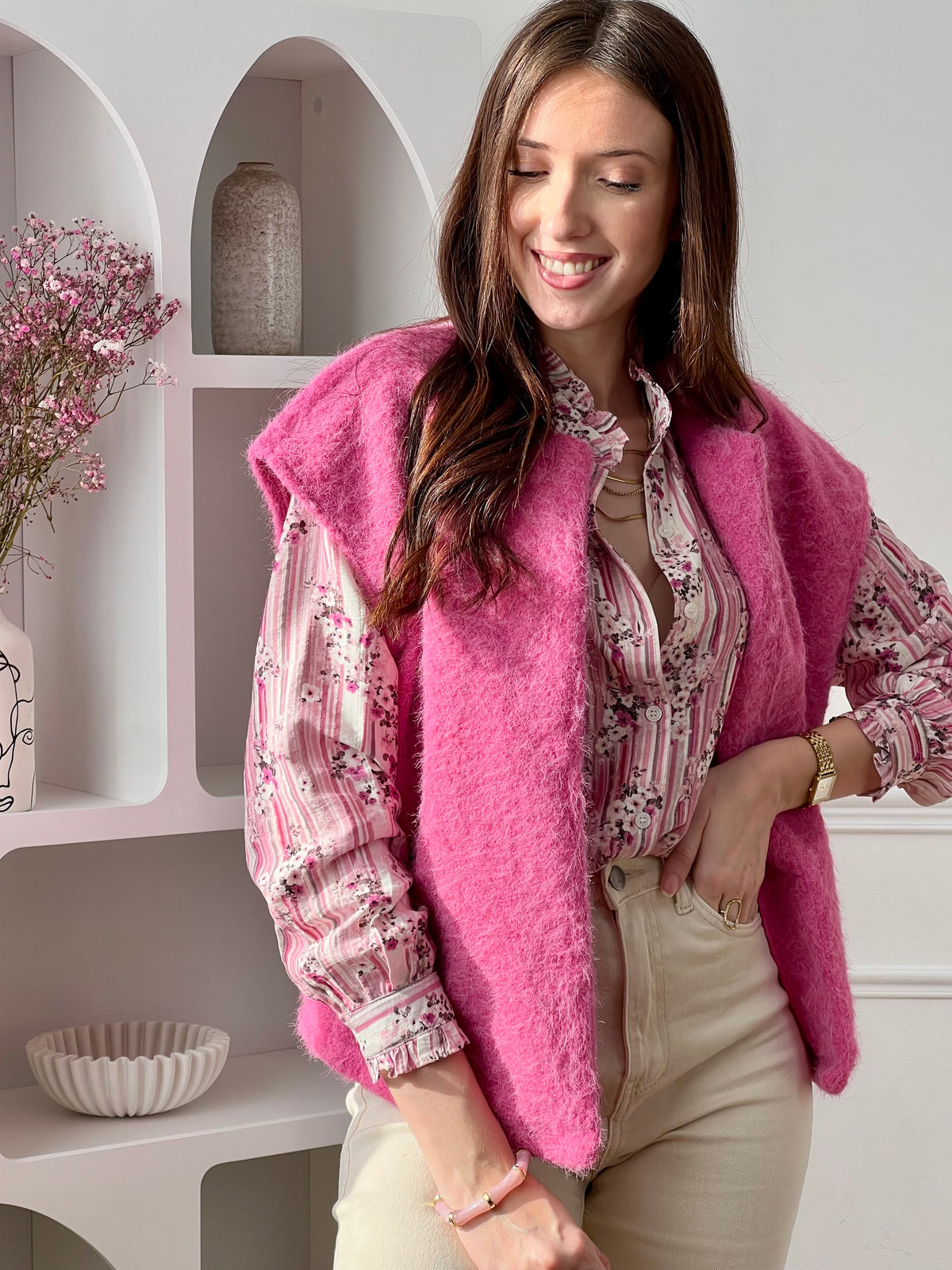 Adoptez cette veste sans manches femme, simple et tendance. Dotée d’un col rond, elle est idéale pour superposer vos tenues avec style. Sa couleur rose apporte une touche douce et féminine à votre look.