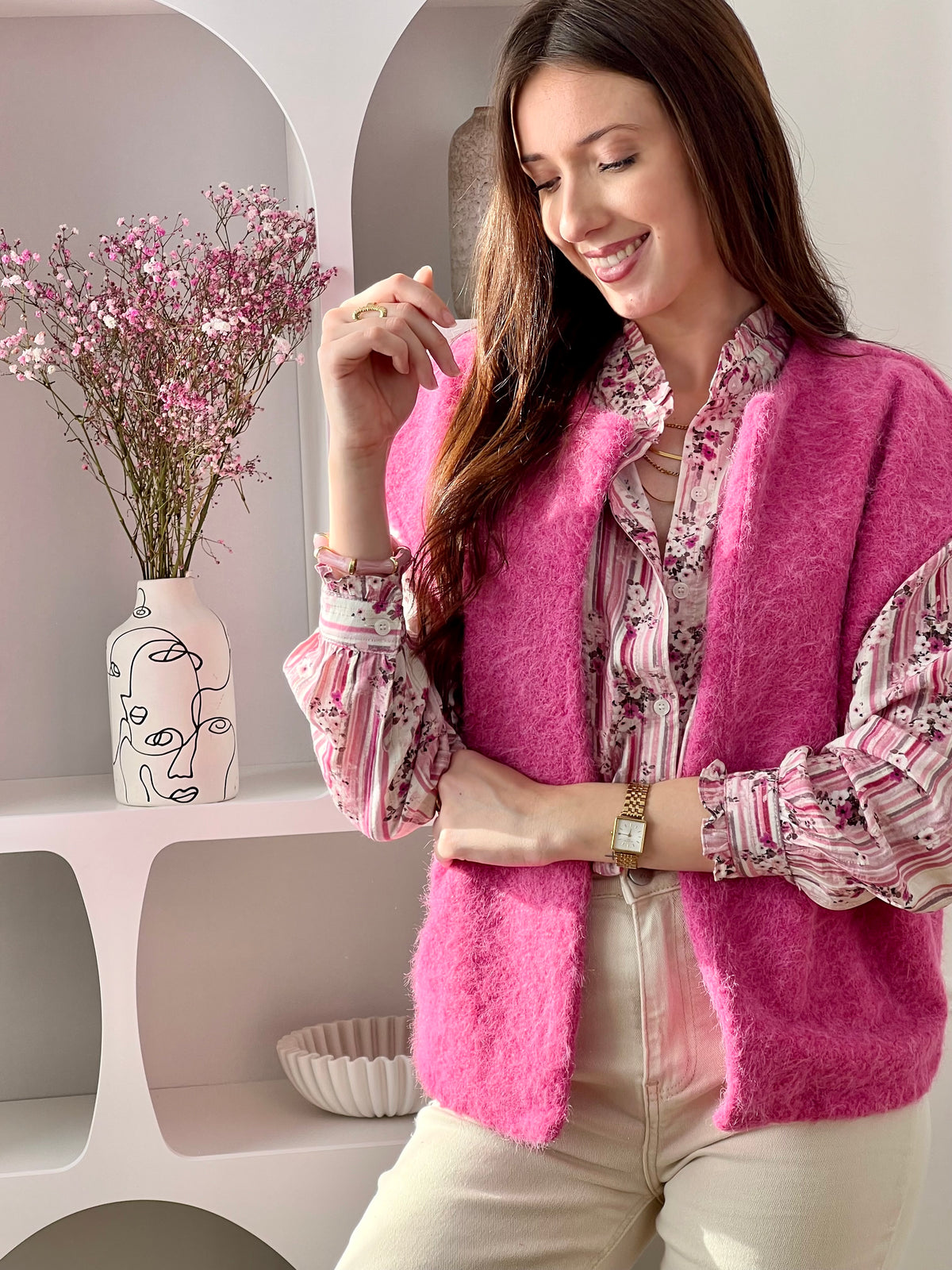 Adoptez cette veste sans manches femme, simple et tendance. Dotée d’un col rond, elle est idéale pour superposer vos tenues avec style. Sa couleur rose apporte une touche douce et féminine à votre look.