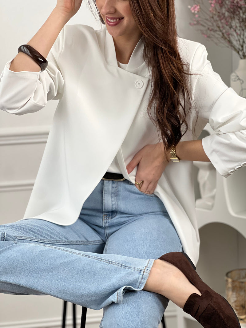 Optez pour cette veste femme au style moderne et structuré. Sa coupe asymétrique croisée sur le devant lui apporte une allure élégante et originale. Dotée de manches longues, d’un col montant et d’un bouton sur le haut, elle est doublée pour plus de confort. Une veste chic, idéale pour compléter vos tenues.