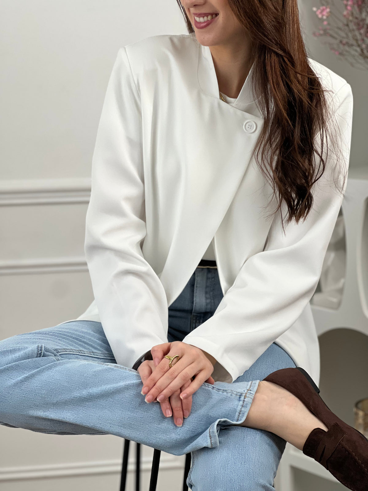 Optez pour cette veste femme au style moderne et structuré. Sa coupe asymétrique croisée sur le devant lui apporte une allure élégante et originale. Dotée de manches longues, d’un col montant et d’un bouton sur le haut, elle est doublée pour plus de confort. Une veste chic, idéale pour compléter vos tenues.