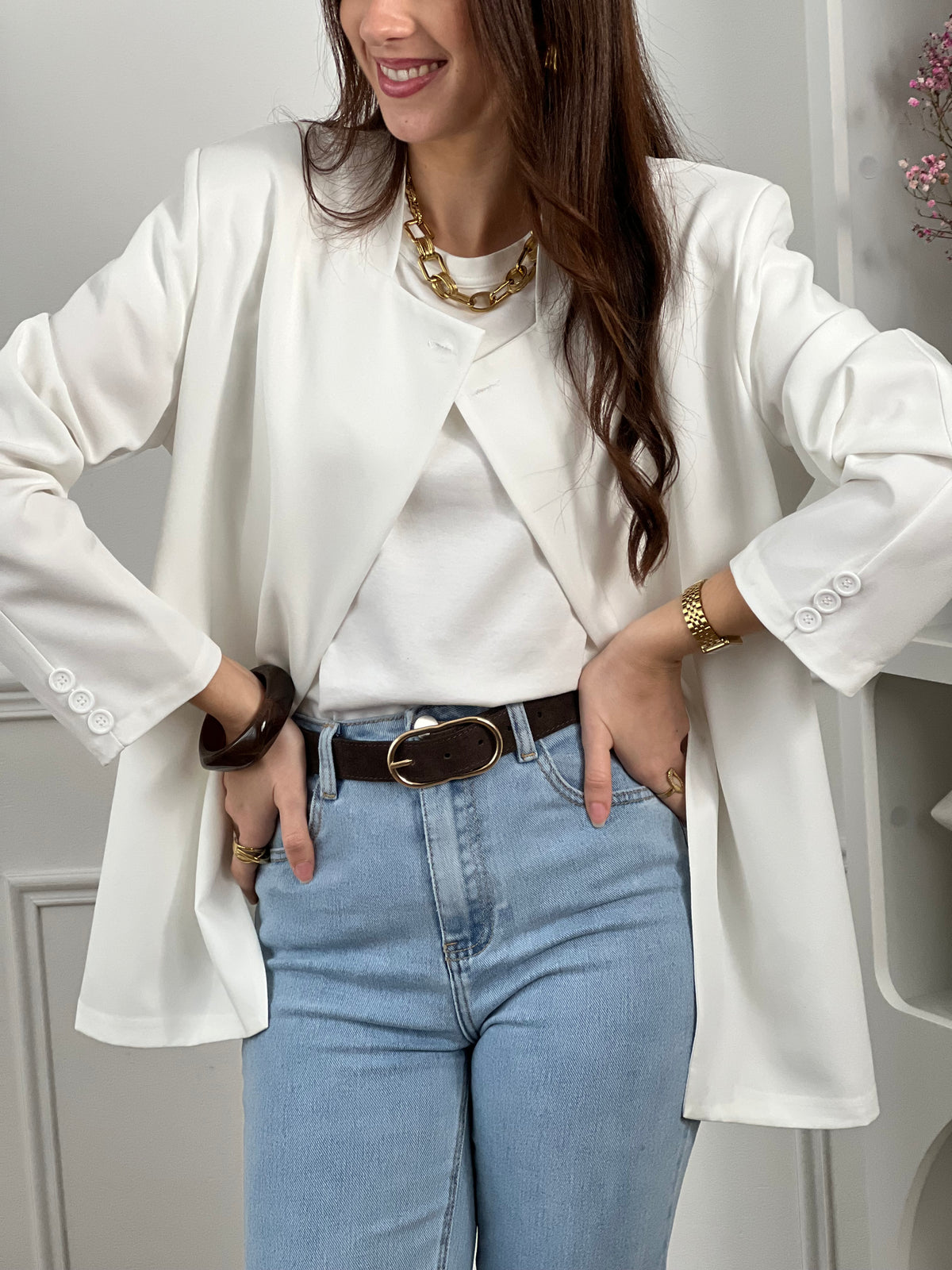 Optez pour cette veste femme au style moderne et structuré. Sa coupe asymétrique croisée sur le devant lui apporte une allure élégante et originale. Dotée de manches longues, d’un col montant et d’un bouton sur le haut, elle est doublée pour plus de confort. Une veste chic, idéale pour compléter vos tenues.