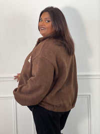 Veste marron grande taille vue de trois quarts dos, montrant sa texture bouclée et sa coupe ample – Bess | Loïcia