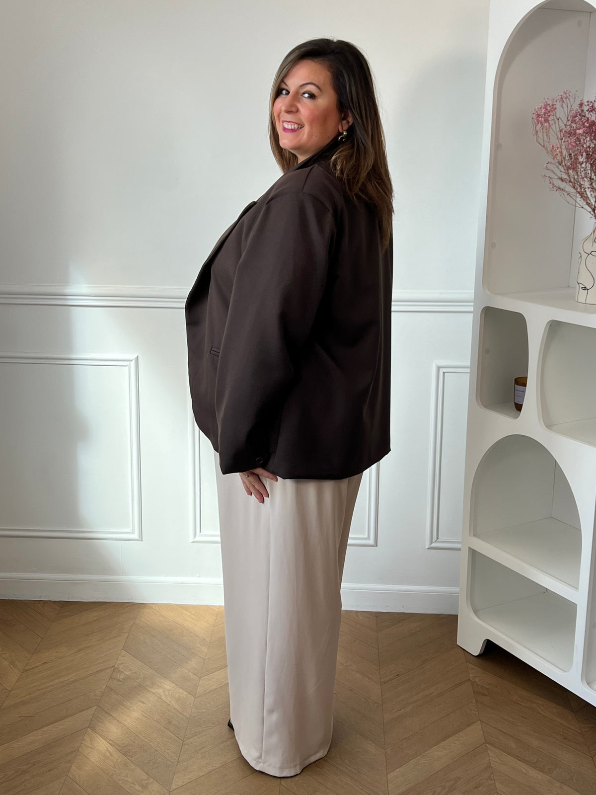Veste marron Loen portée de trois-quarts dos, montrant sa coupe droite et sa longueur sur les hanches.
