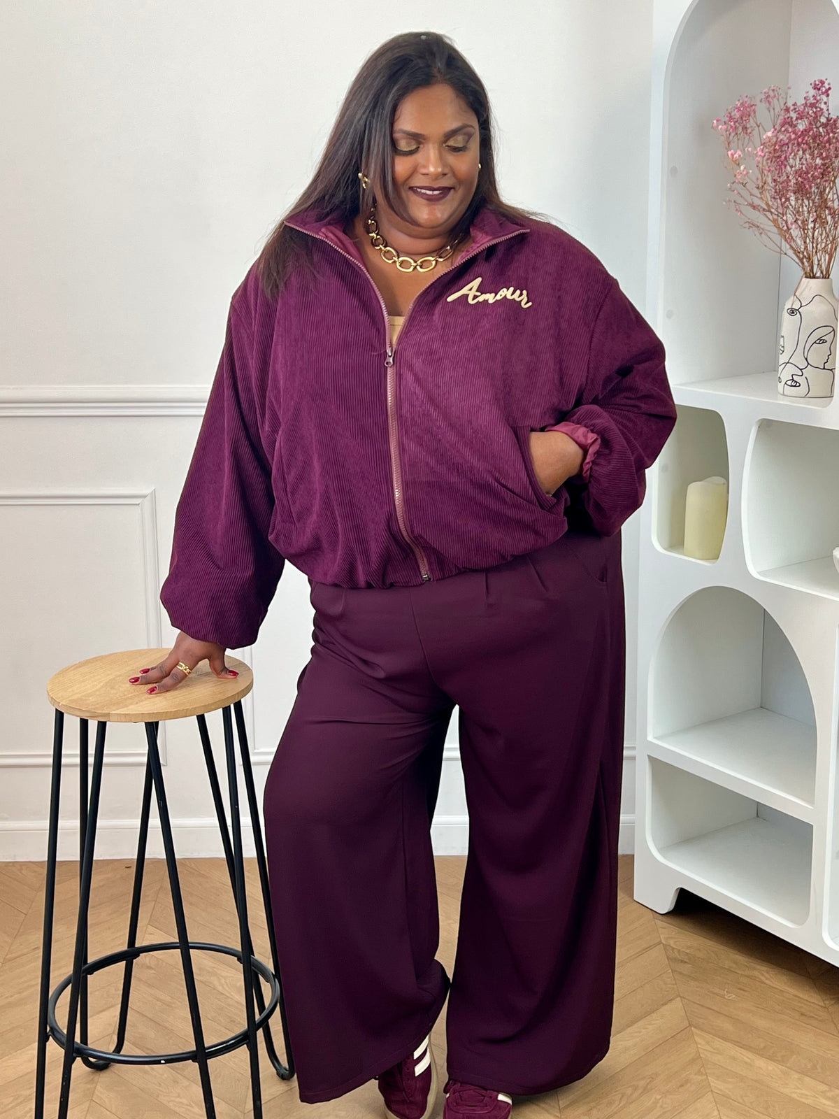 Femme grande taille portant le bomber prune velours Arlo – Taille unique 44/50, col montant | Loïcia