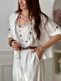Cette veste légère écru est parfaite pour la mi-saison. Ses manches retroussables apportent une touche pratique et décontractée, tandis que ses poches factices ajoutent du style. Facile à porter, elle complète idéalement toutes vos tenues.