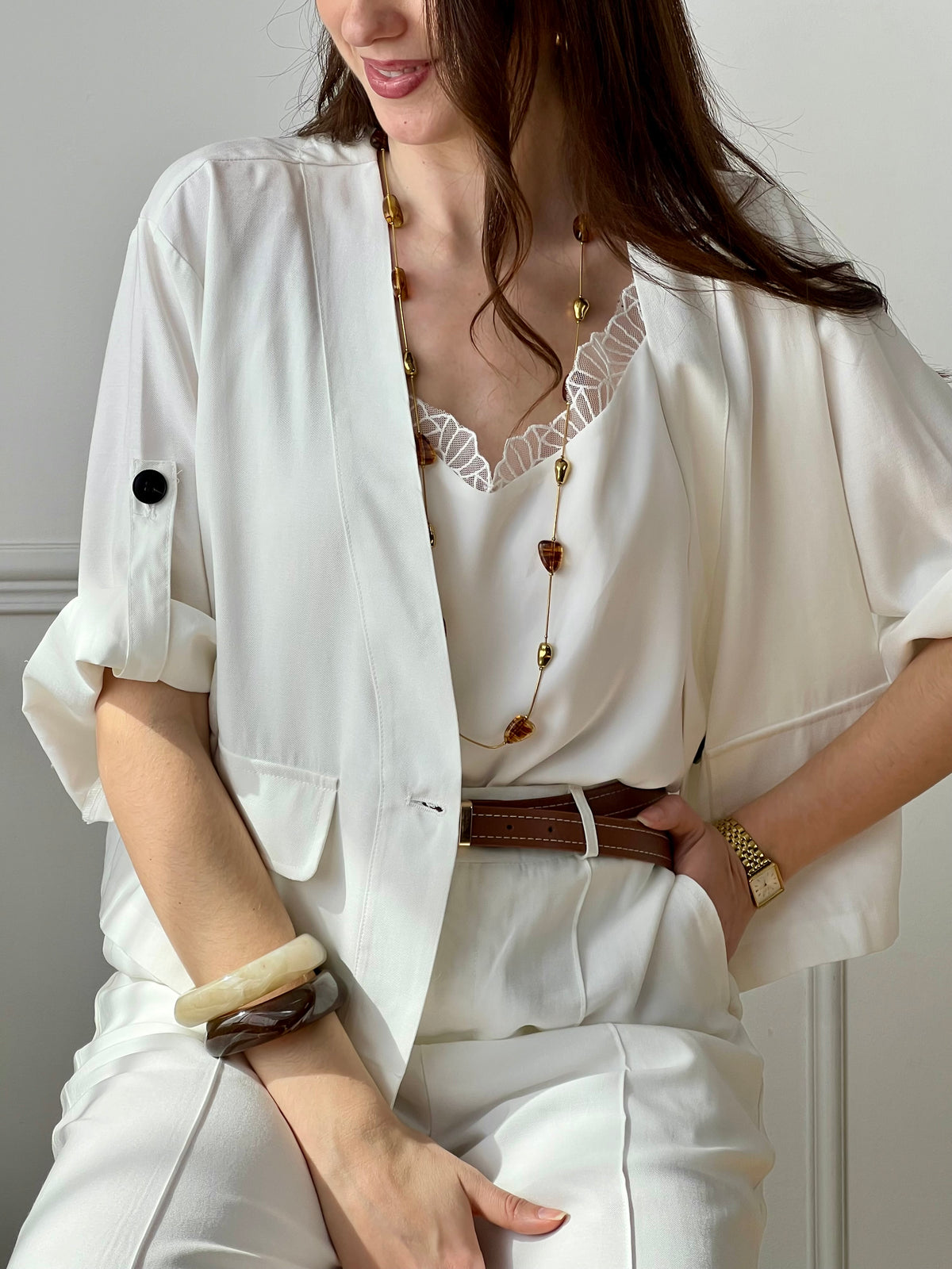 Cette veste légère écru est parfaite pour la mi-saison. Ses manches retroussables apportent une touche pratique et décontractée, tandis que ses poches factices ajoutent du style. Facile à porter, elle complète idéalement toutes vos tenues.
