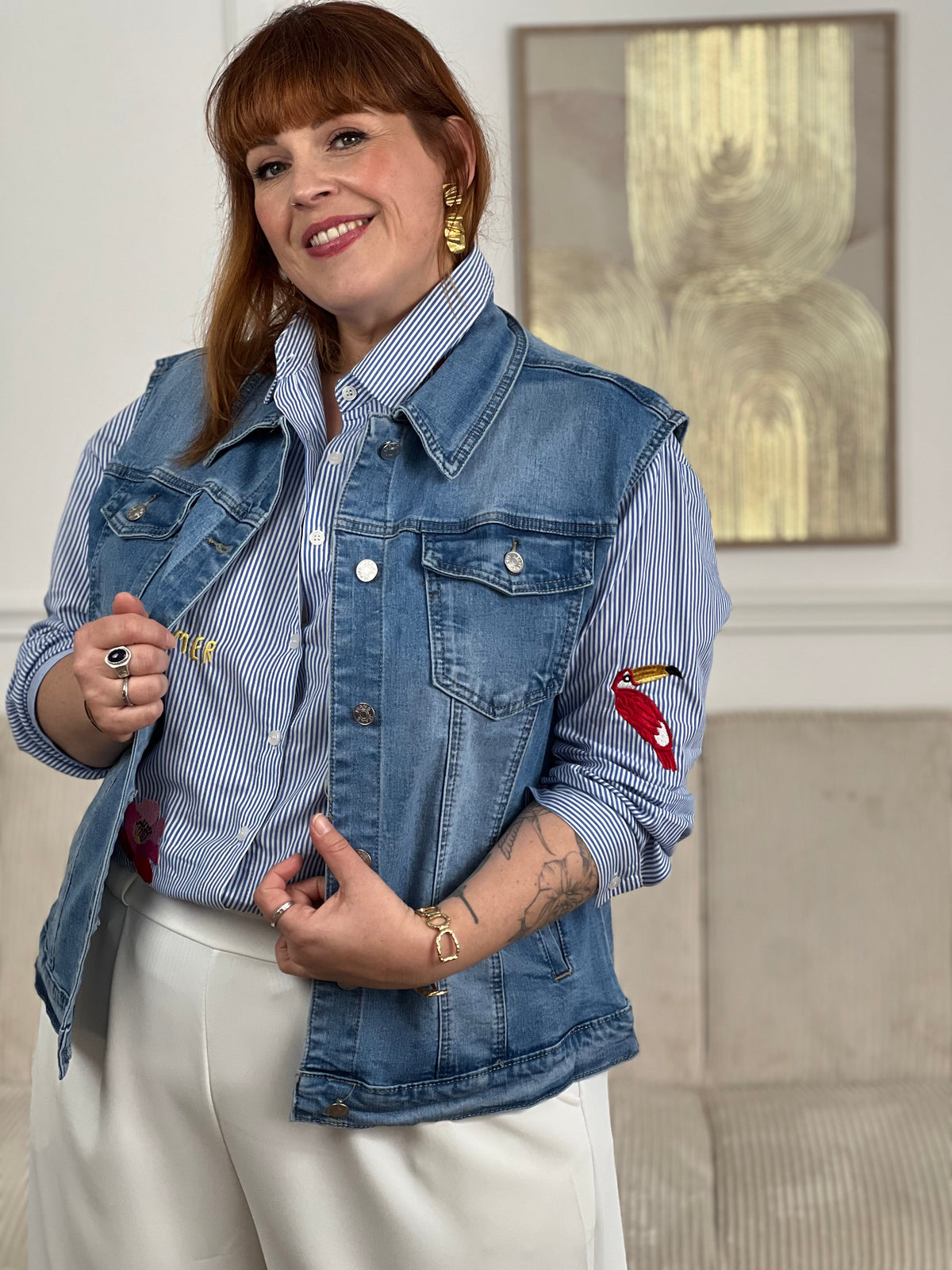 Découvrez la veste sans manches Suzana, votre allié incontournable pour un style décontracté et intemporel. Confectionnée en denim bleu clair, cette pièce grande taille épouse vos formes avec élégance. Ses boutons alignés sur toute la longueur offrent une fermeture pratique et un détail classique très apprécié.&nbsp;