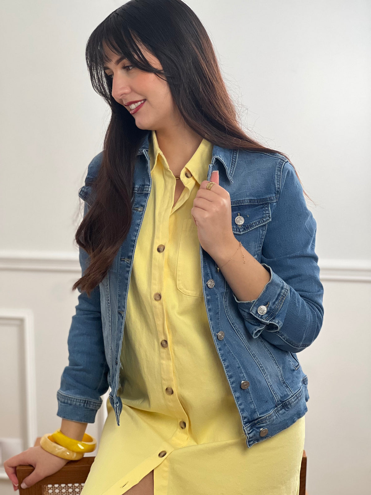 Découvrez la veste en jean Robin, l'incontournable pour femme. Dotée d'un col chemise classique et de manches longues, elle allie style intemporel et confort. Les boutons travaillés sur toute la longueur et aux poignets ajoutent une touche de détail soigné.