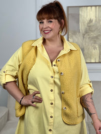 Craquez pour ce gilet sans manches en moumoute jaune, parfaite pour un look audacieux et confortable. Avec ses deux poches pratiques à l'avant et ses boutons sur toute la longueur, elle se porte facilement sur vos tenues préférées pour un style tendance et chaleureux.