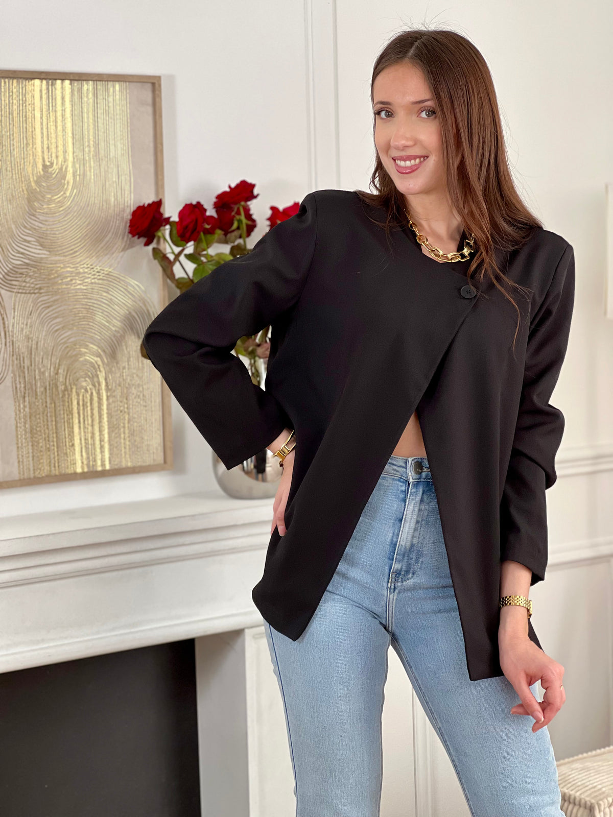 Optez pour cette veste noire femme au style moderne et structuré. Sa coupe asymétrique croisée sur le devant lui apporte une allure élégante et originale. Dotée de manches longues, d’un col montant et d’un bouton sur le haut, elle est doublée pour plus de confort. Une veste noire chic, idéale pour compléter vos tenues.