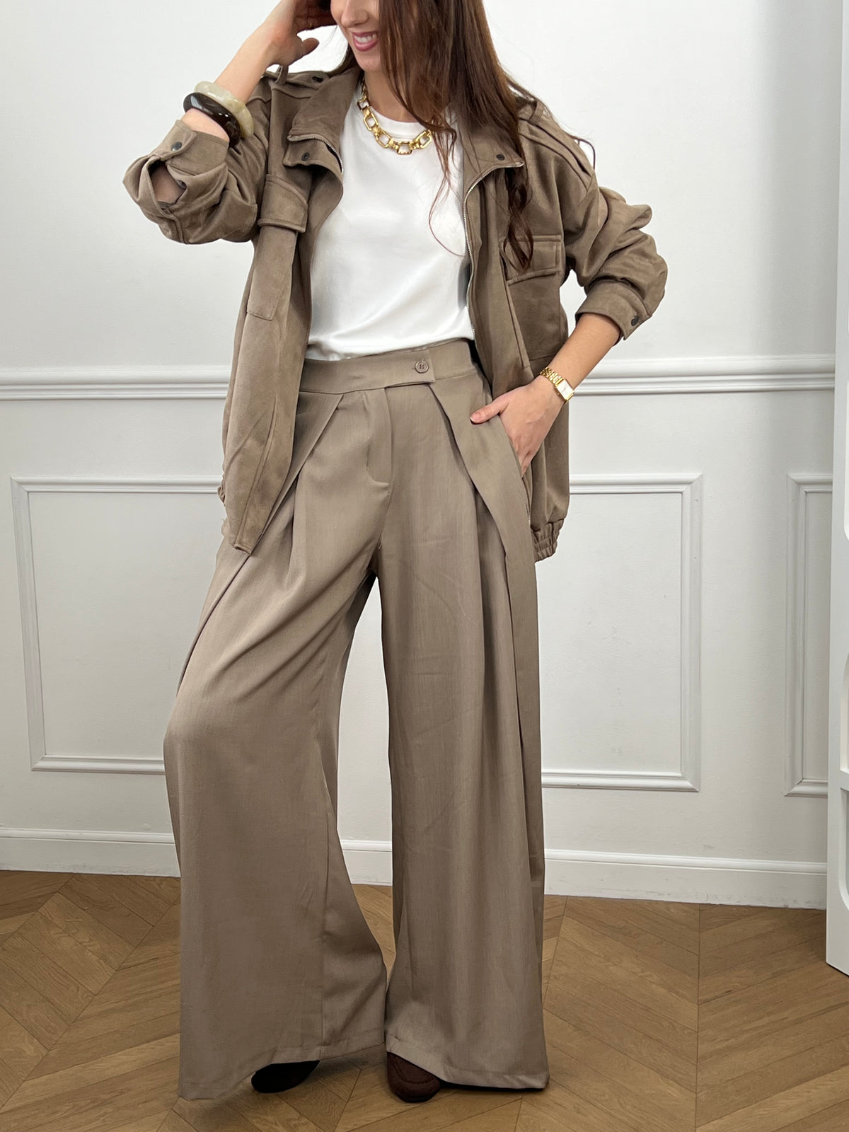Veste en suédine taupe, élégante et facile à porter au quotidien. Dotée de manches longues, d’un col montant et d’une fermeture zippée avec boutons. Ses poches pratiques et sa coupe resserrée à la taille offrent confort et style. Une pièce tendance idéale pour compléter vos looks de saison.